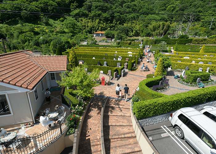 家族みんなで、ピクニックに出かけたくなるような新しい霊園文化の創造。そこは天使が微笑む上質な緑の環境空間の公園墓地