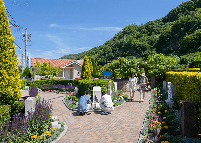 家族みんなで、ピクニックに出かけたくなるような新しい霊園文化の創造。そこは天使が微笑む上質な緑の環境空間の公園墓地