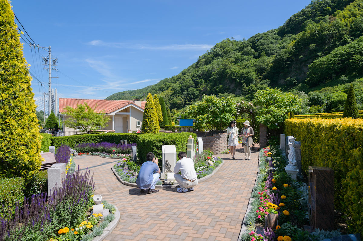 お花が沢山の墓地