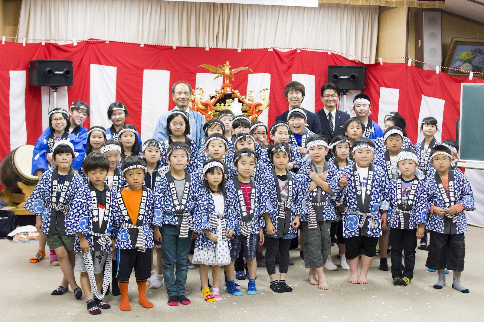 一休さんのはなおかから上田市山口自治区へお神輿贈呈