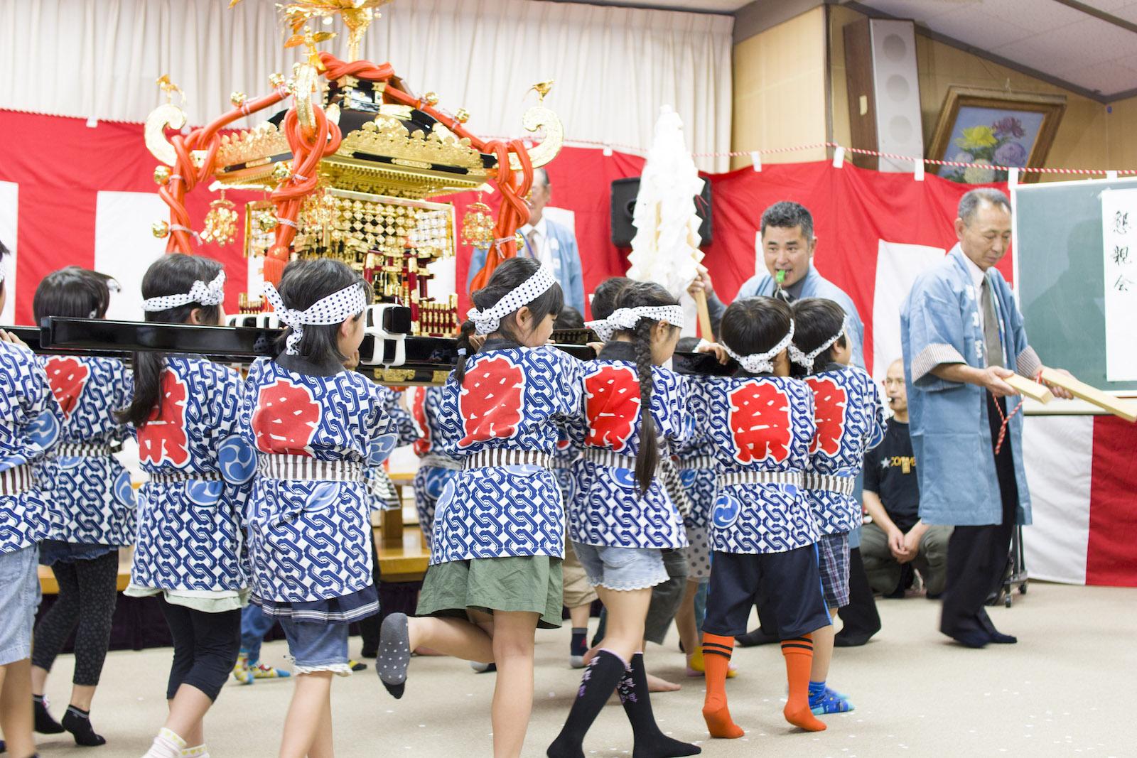 上田市山口自治区の子どもたちによる担ぎ初め