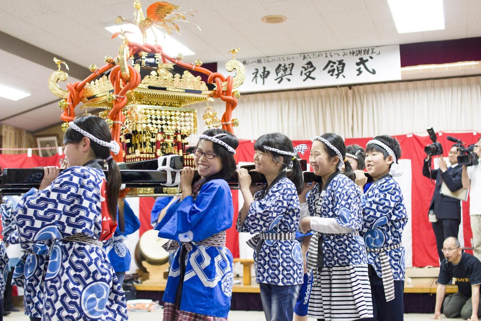 上田市山口自治区の子どもたちによる担ぎ初め