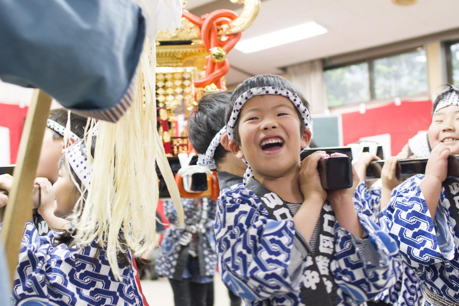 上田市山口自治区の子どもたちによる担ぎ初め