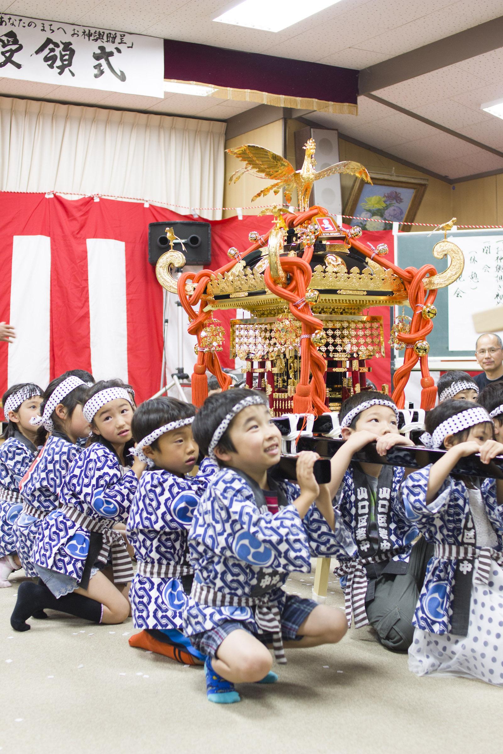 上田市山口自治区の子どもたちによる担ぎ初め