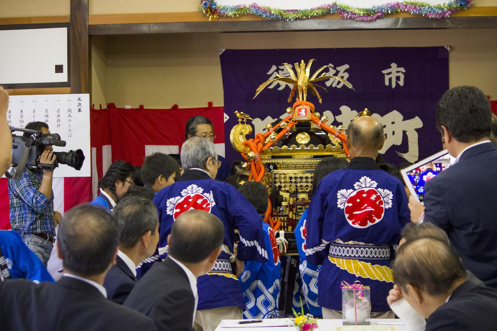 お神輿を担ぐ明徳町の皆様