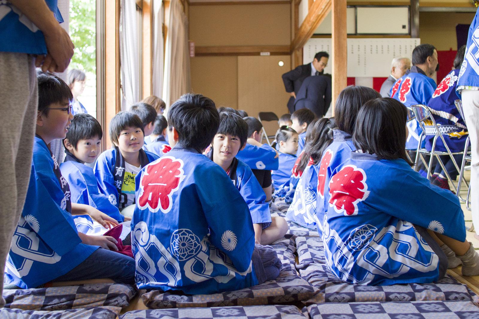 お神輿受取り目前に控えた明徳町の子どもたち