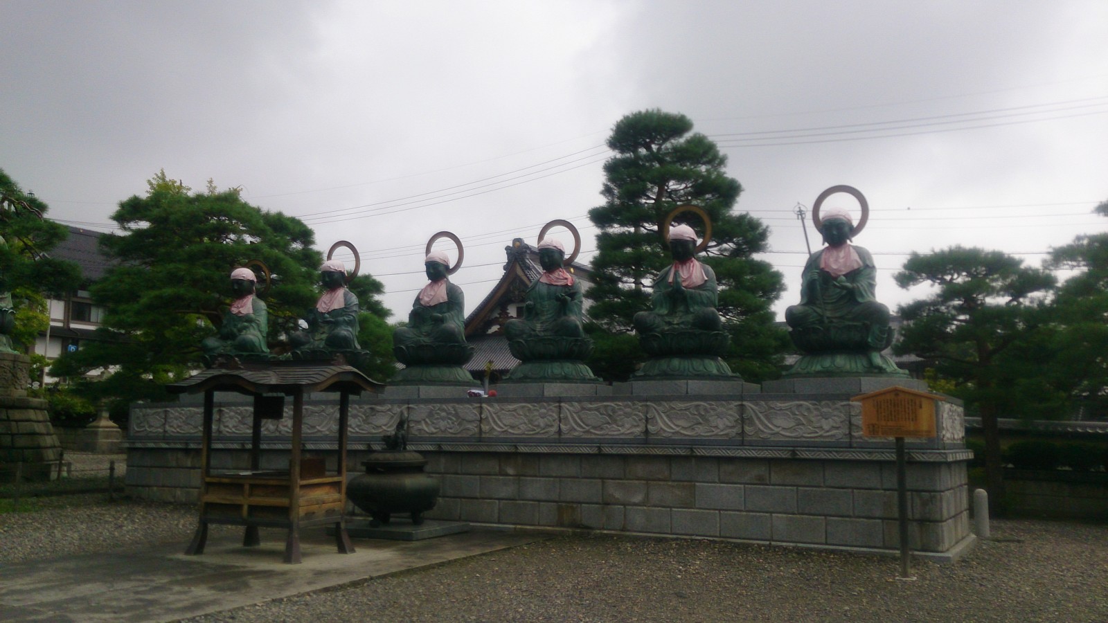 お墓の入り口の地蔵菩薩さま。六道を意味する。