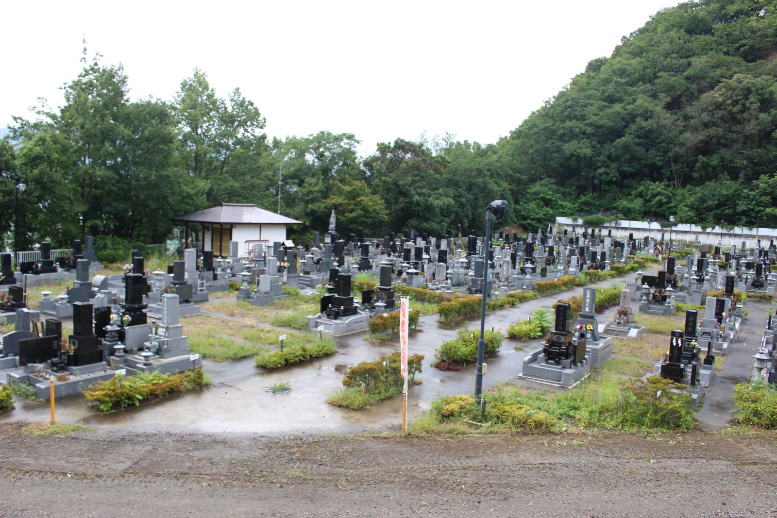 千曲市の有明霊園内の休憩所