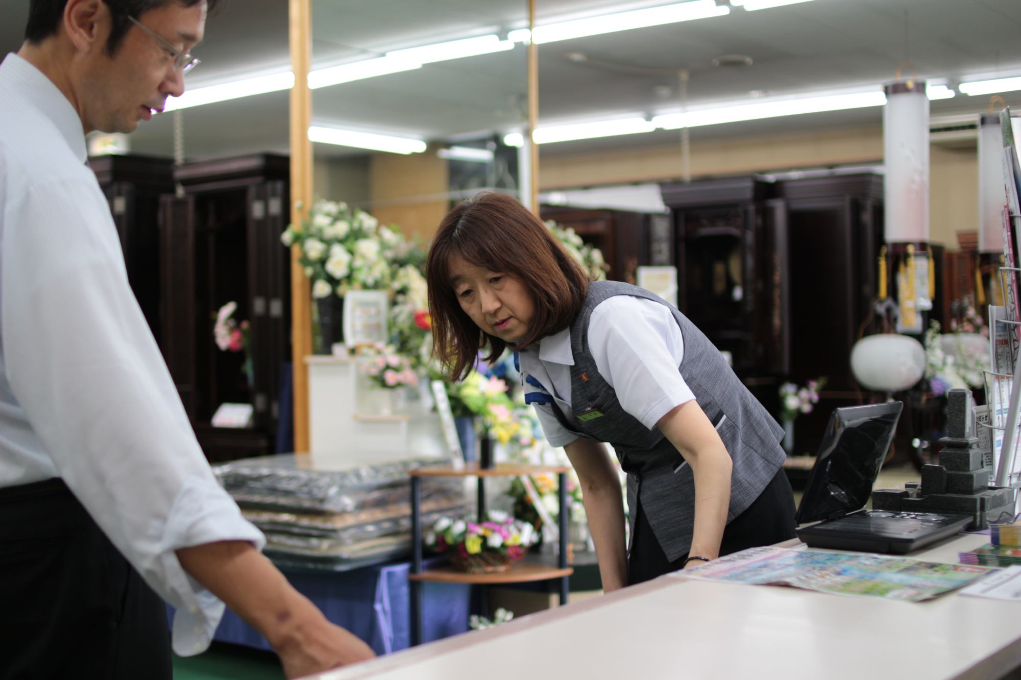 お線香やローソクなど、様々な仏具を展示