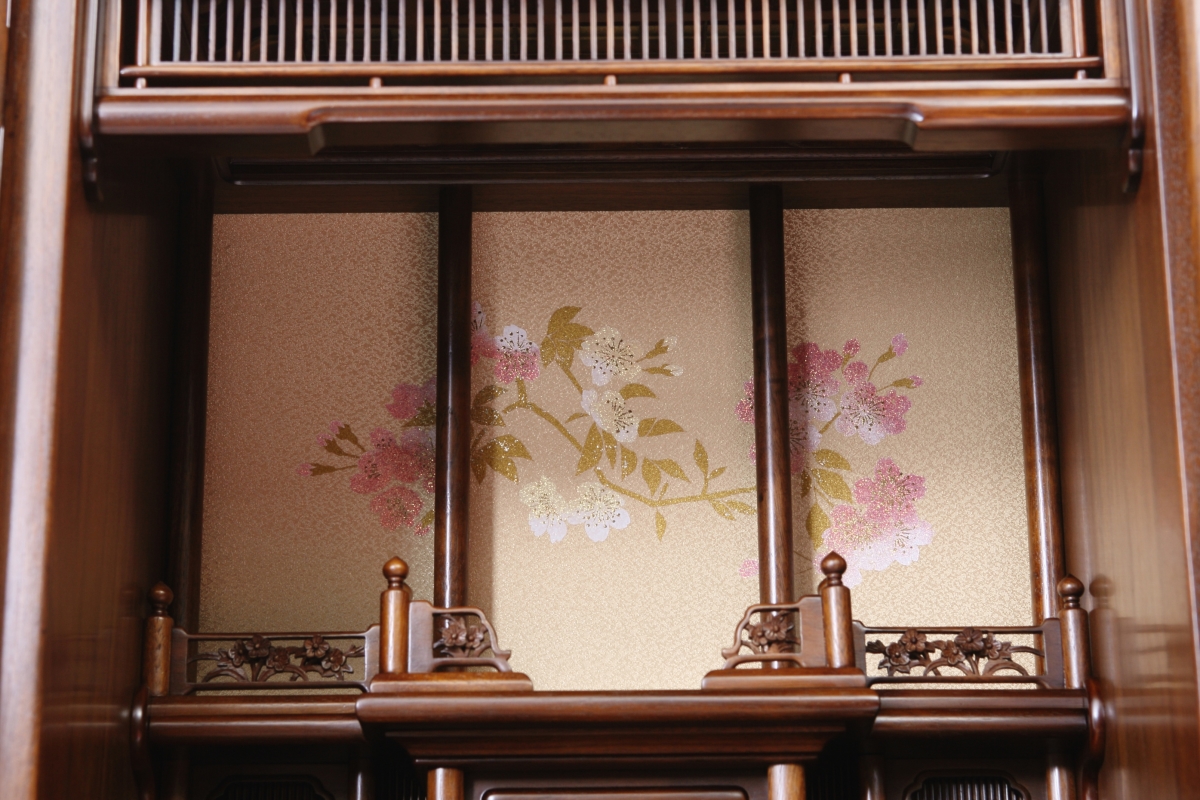 桜の蒔絵が美しいお仏壇