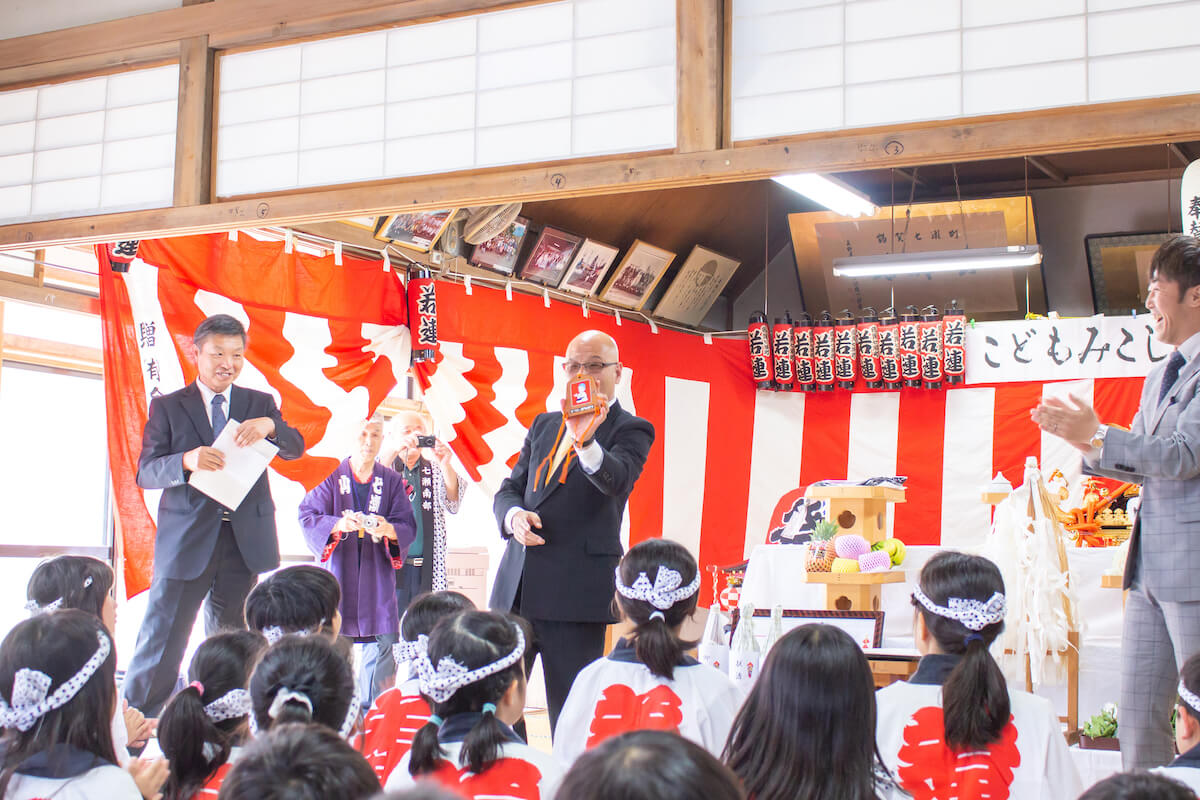 長野市七瀬南部地区の皆様へお神輿贈呈。記念撮影