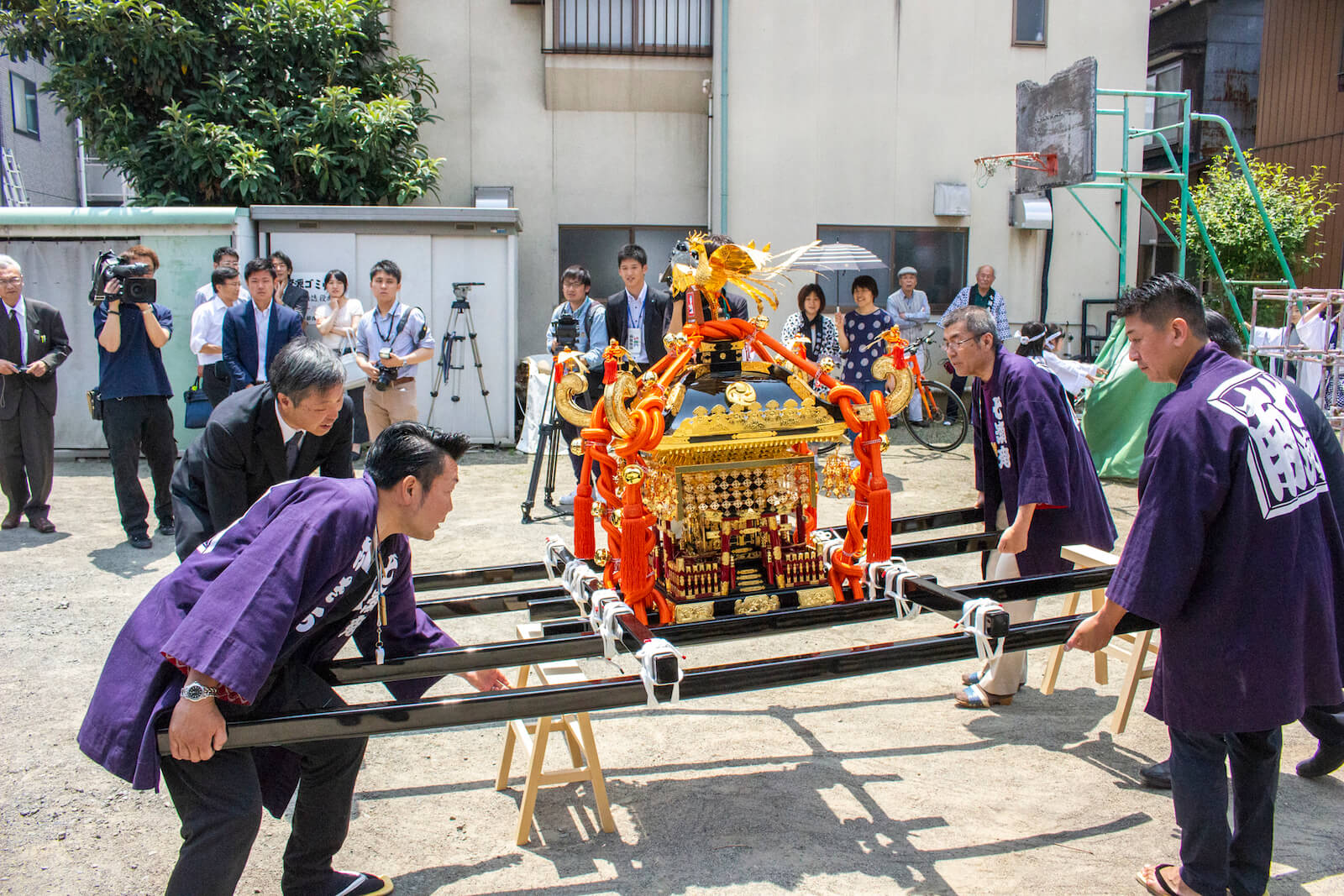 長野市七瀬南部地区の皆様へお神輿贈呈。記念撮影