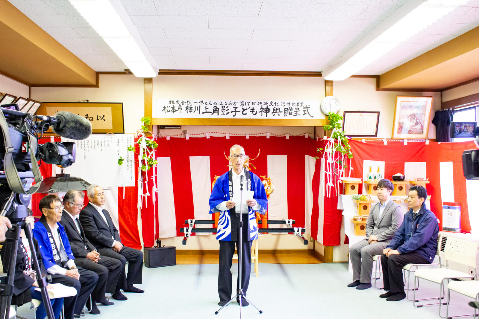 松本市上角影伝統芸能文化保存会の皆様へお神輿贈呈