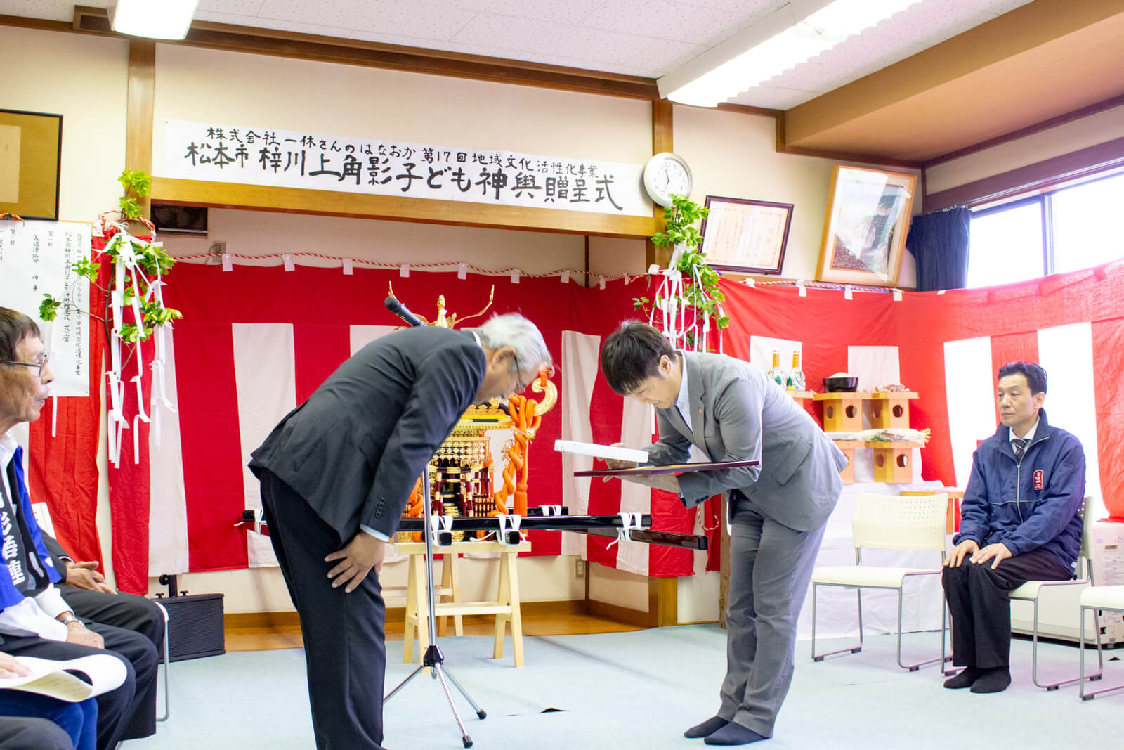 松本市上角影伝統芸能文化保存会の皆様へお神輿贈呈