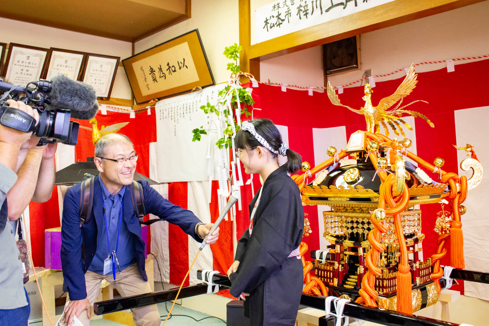 松本市上角影伝統芸能文化保存会の皆様へお神輿贈呈