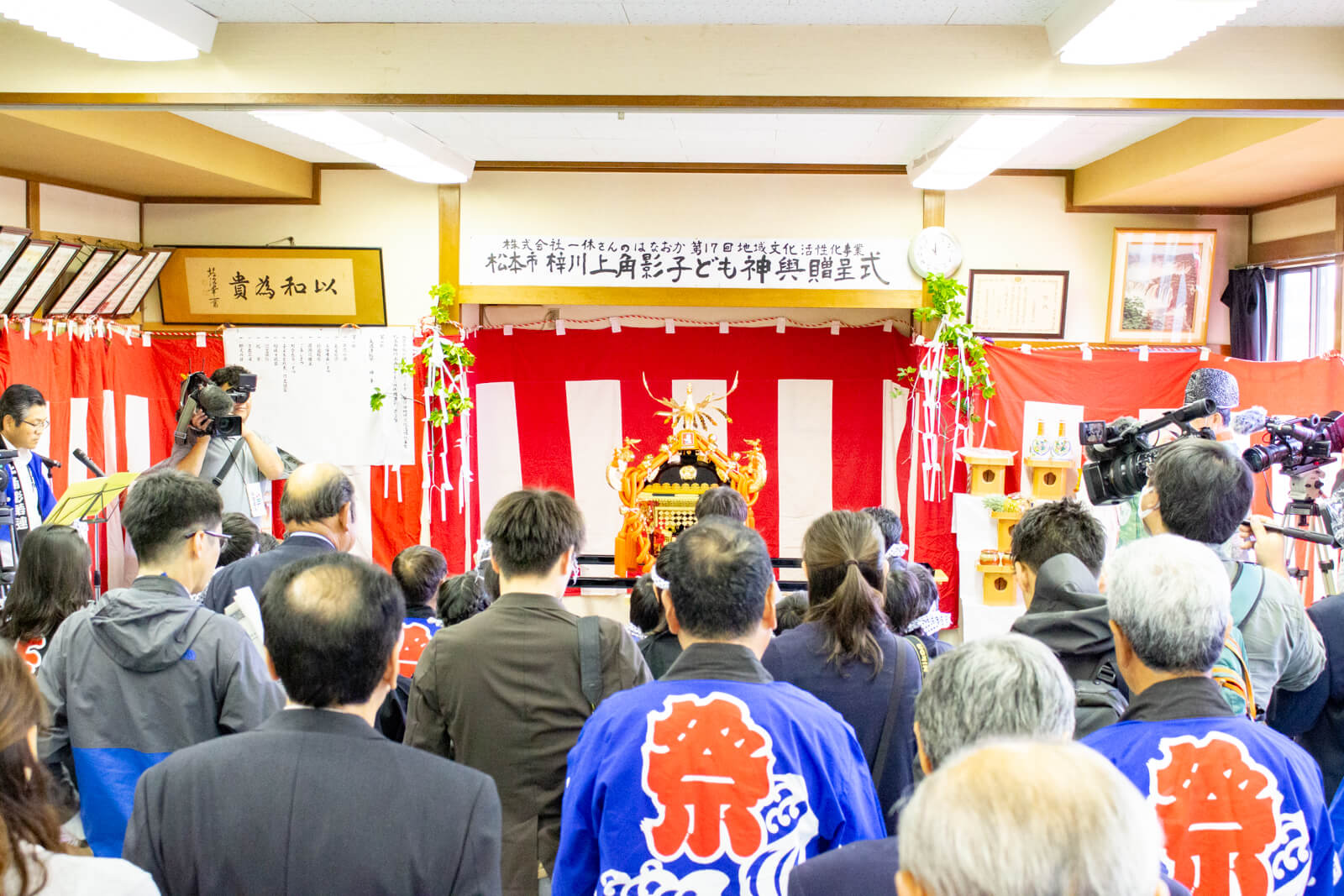 松本市上角影伝統芸能文化保存会の皆様へお神輿贈呈