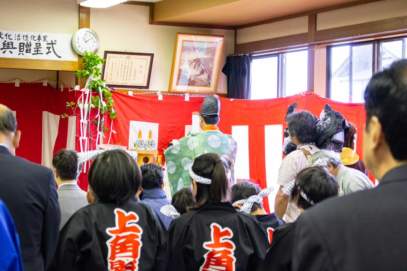 松本市上角影伝統芸能文化保存会の皆様へお神輿贈呈