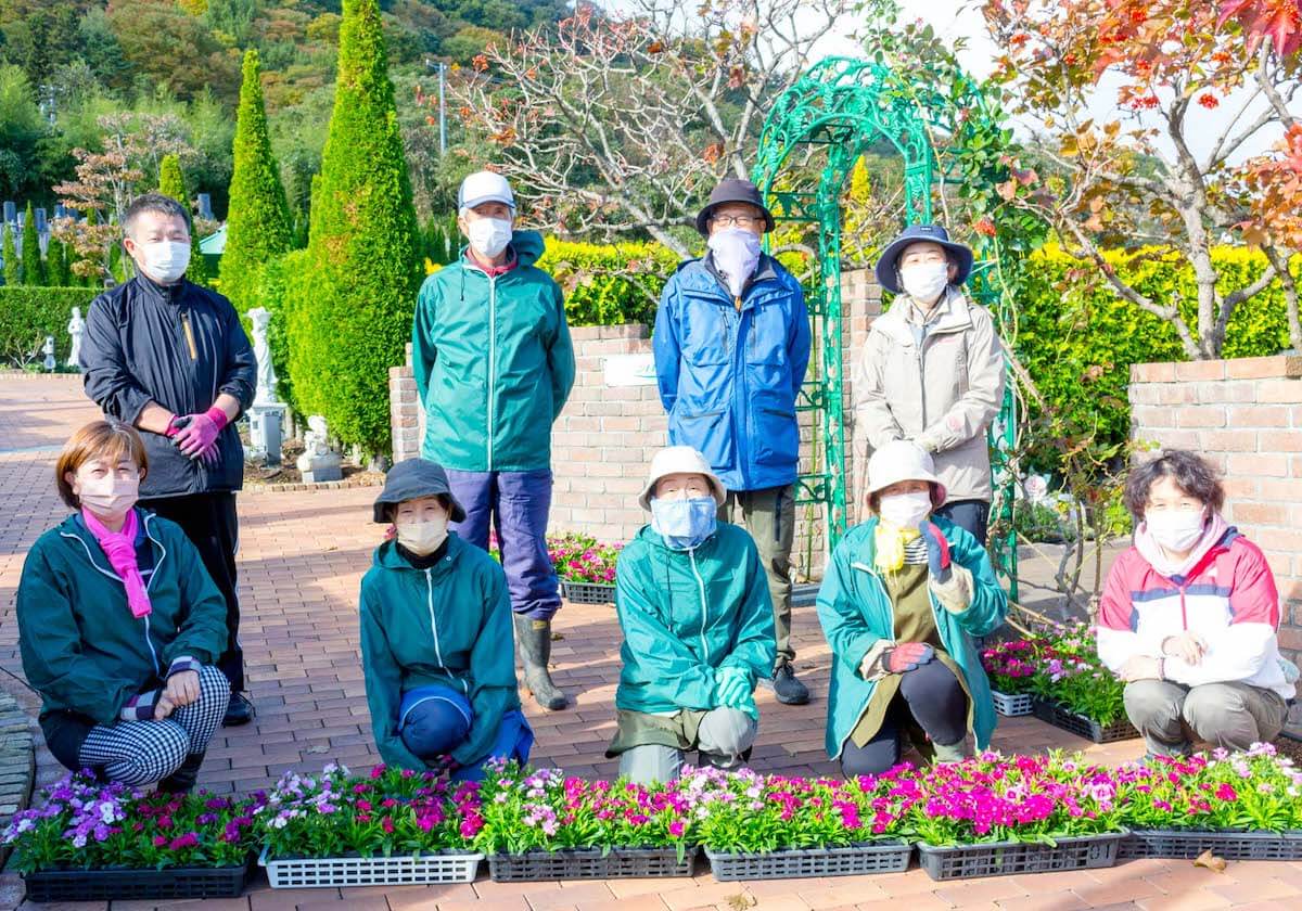 霊園のお花植え