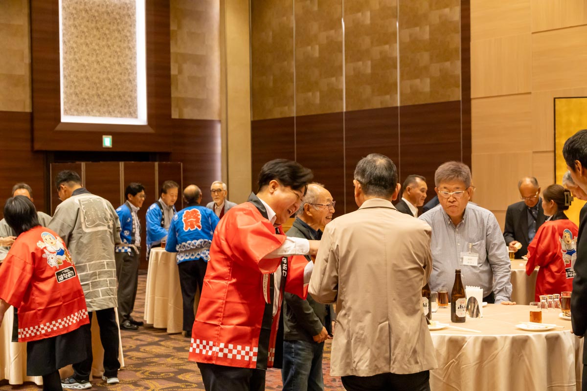 懇親会で交流する参加者の皆さま