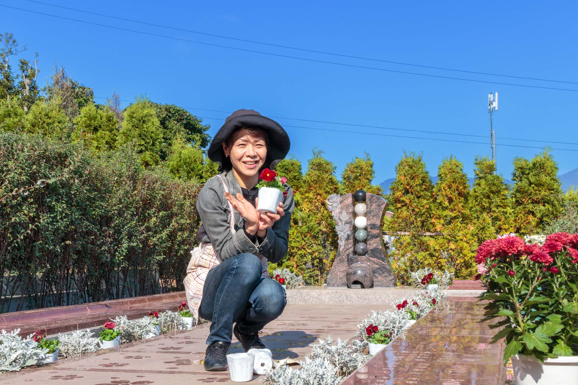 霊園のお花植え