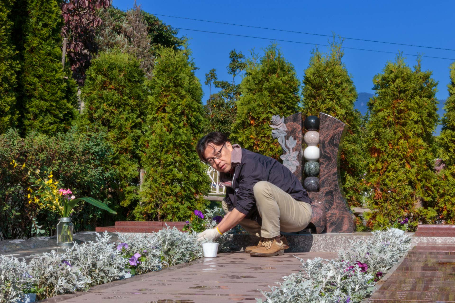 霊園のお花植え